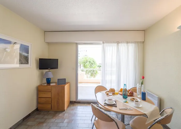 Pierre Et Le Port Apart Otel