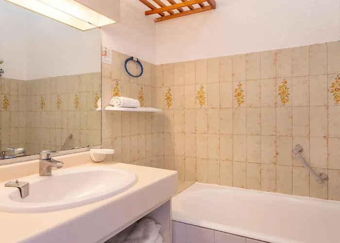 Pierre Et Le Port Hyères